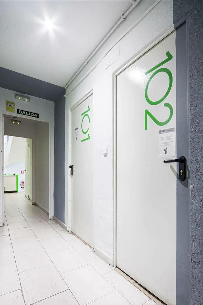 Euromadrid Hostel Exterior photo